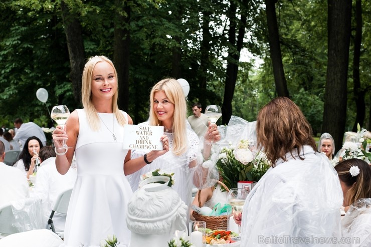 Jau ceturto gadu Rīgā notiek baltais pop-up pikniks «L’elegante Pop-Up Picnic»