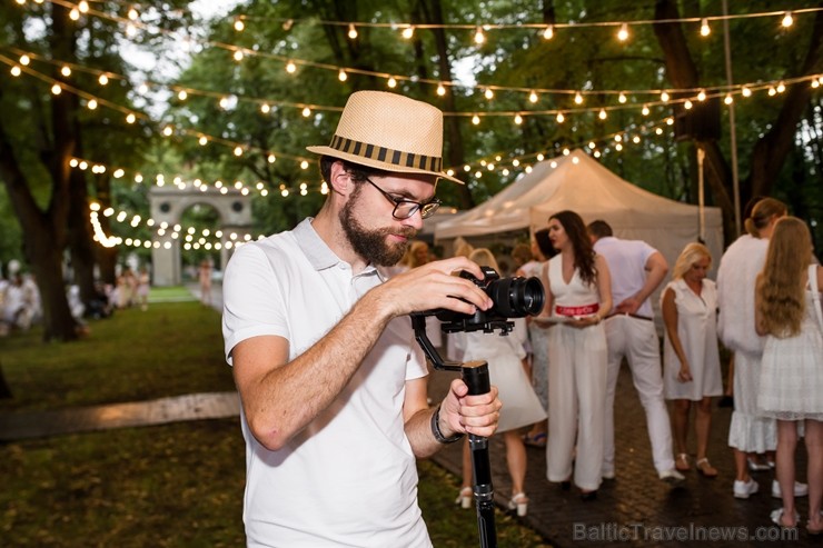 Jau ceturto gadu Rīgā notiek baltais pop-up pikniks «L’elegante Pop-Up Picnic»