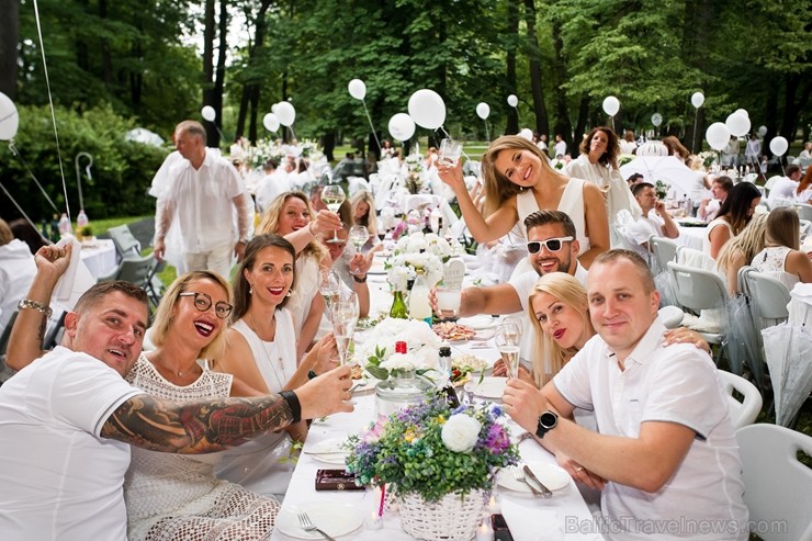 Jau ceturto gadu Rīgā notiek baltais pop-up pikniks «L’elegante Pop-Up Picnic» 227962