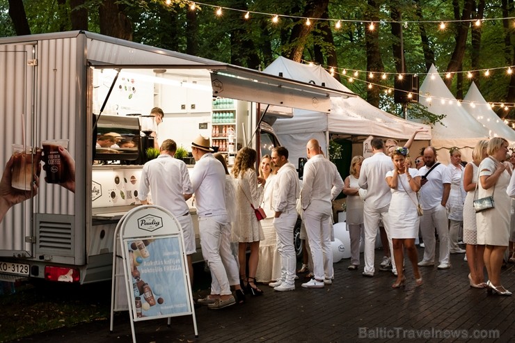 Jau ceturto gadu Rīgā notiek baltais pop-up pikniks «L’elegante Pop-Up Picnic»