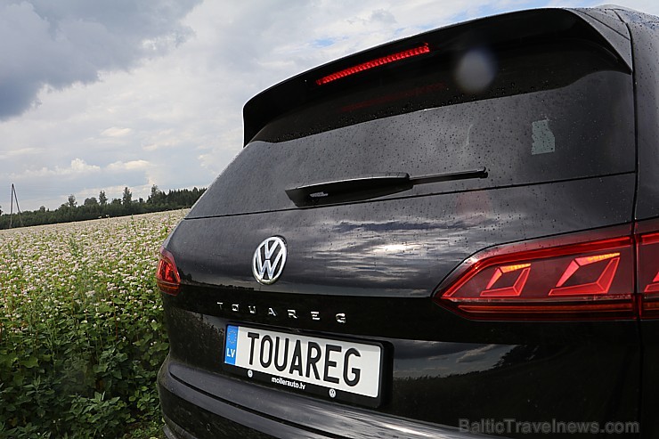 Travelnews.lv ar jauno «Volkswagen Touareg» apceļo Rūjienas novadu