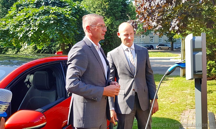 Pārdaugavas viesnīca «Radisson Blu Daugava Hotel» ar jauno pilnīgi elektrisko «Jaguar I-PACE» prezentē tiiko atklāto auto uzlādes staciju 228665