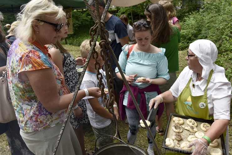 Plaši apmeklētajā Zaubes savvaļas kulinārajā festivālā bija meklējamas teju visas Latvijas garšas Plaši apmeklētajā Zaubes savvaļas kulinārajā festivālā bija meklējamas teju visas Latvijas garšas 228884