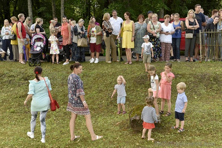 Plaši apmeklētajā Zaubes savvaļas kulinārajā festivālā bija meklējamas teju visas Latvijas garšas Plaši apmeklētajā Zaubes savvaļas kulinārajā festivālā bija meklējamas teju visas Latvijas garšas 228909
