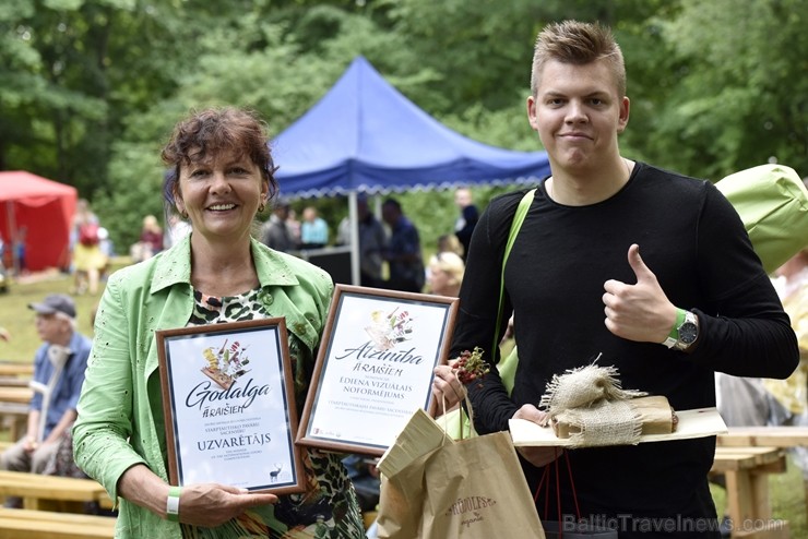 Plaši apmeklētajā Zaubes savvaļas kulinārajā festivālā bija meklējamas teju visas Latvijas garšas Plaši apmeklētajā Zaubes savvaļas kulinārajā festivālā bija meklējamas teju visas Latvijas garšas 228942
