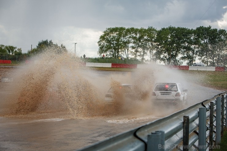 Bauskas dubļos notiek Latvijas rallijkrosa 4.posms 230000