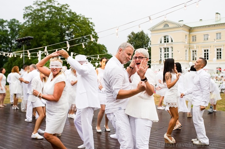 Mežotnes pils parkā ap 500 viesu pulcējas baltajā piknikā