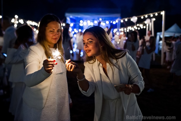 Mežotnes pils parkā ap 500 viesu pulcējas baltajā piknikā