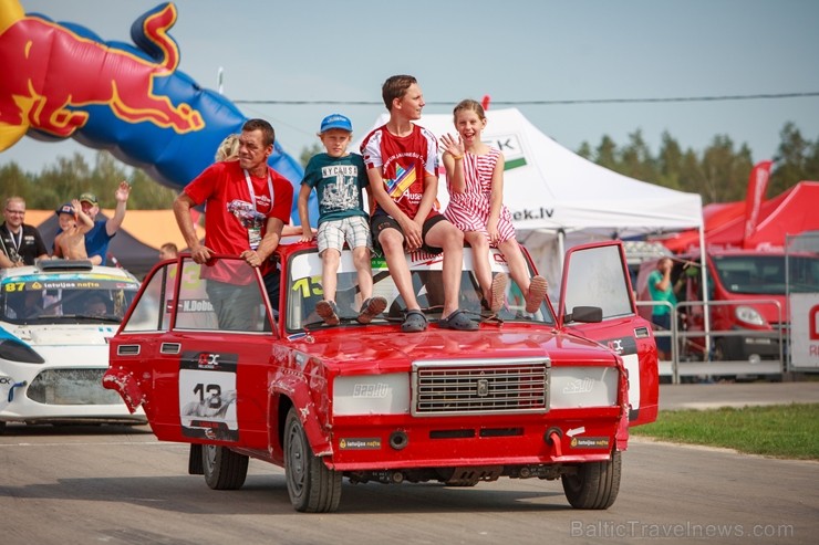 Aizraujoši aizvada Latvijas rallijkrosa piekto posmu