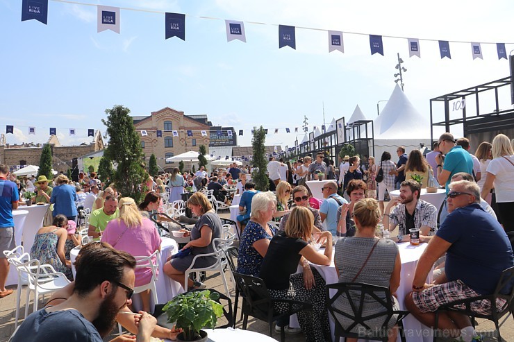 Rīdzinieki un galvaspilsētas viesi 18.08.2018 Spīķeros ar lielu baudu apmeklēja «Rīgas svētku restorāns» pasākumu. Restorāns «Kaļķu vārti» Rīdzinieki un galvaspilsētas viesi 18.08.2018 Spīķeros ar lielu baudu apmeklēja «Rīgas svētku restorāns» pasākumu. Restorāns «Kaļķu vārti» 231131