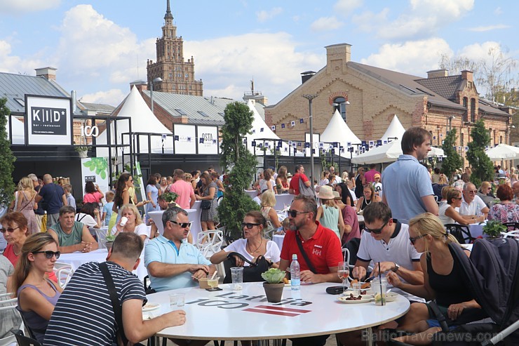 Rīdzinieki un galvaspilsētas viesi 18.08.2018 Spīķeros ar lielu baudu apmeklēja «Rīgas svētku restorāns» pasākumu Rīdzinieki un galvaspilsētas viesi 18.08.2018 Spīķeros ar lielu baudu apmeklēja «Rīgas svētku restorāns» pasākumu 231149