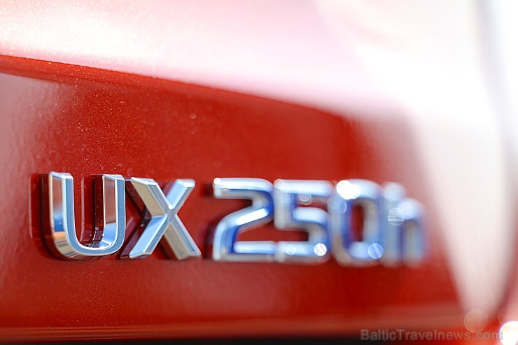 Travelnews.lv iepazīst jauno «Lexus UX250h» brokastīs 231915