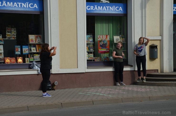 Skolēni Valmierā aicina atzīmēt Dzejas dienas