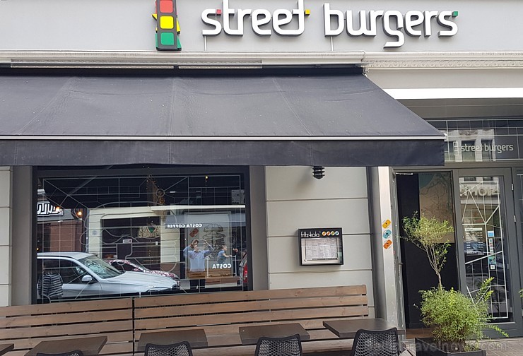 Travelnews.lv apmeklē Rīgas burgernīcu «Street Burger» Blaumaņa ielā