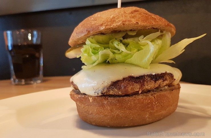 Travelnews.lv apmeklē Rīgas burgernīcu «Street Burger» Blaumaņa ielā