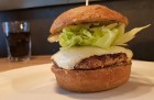 Travelnews.lv apmeklē Rīgas burgernīcu «Street Burger» Blaumaņa ielā 6