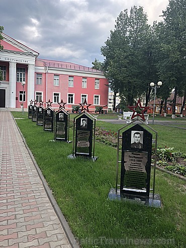 Mazās pilsētās nav daudz apskates objektu. Kara piemiņas vietas gan ciematos, gan pilsētās tiek koptas un kara laika varoņi cildināti Mazās pilsētās nav daudz apskates objektu. Kara piemiņas vietas gan ciematos, gan pilsētās tiek koptas un kara laika varoņi cildināti 233811