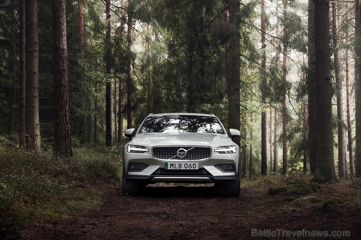 Jaunais Volvo V60 Cross Country ļauj zviedru ģimenes universālim doties bezceļos