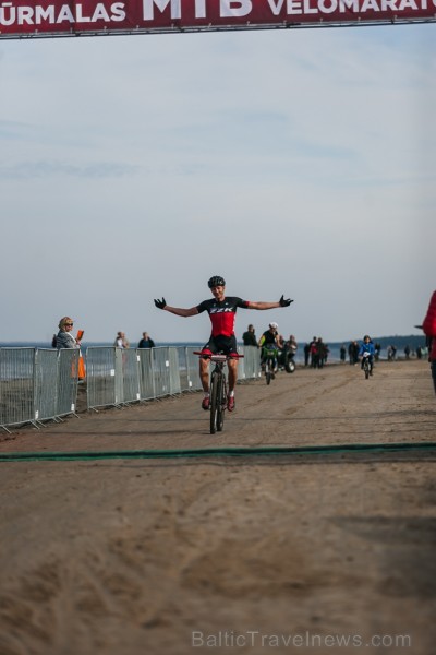 Velobraucēji Jūrmalā krāšņi noslēdz kalnu riteņbraukšanas sezonu. Foto: Lauris Galsons, Rihards Rudzis, Madara Ermansone