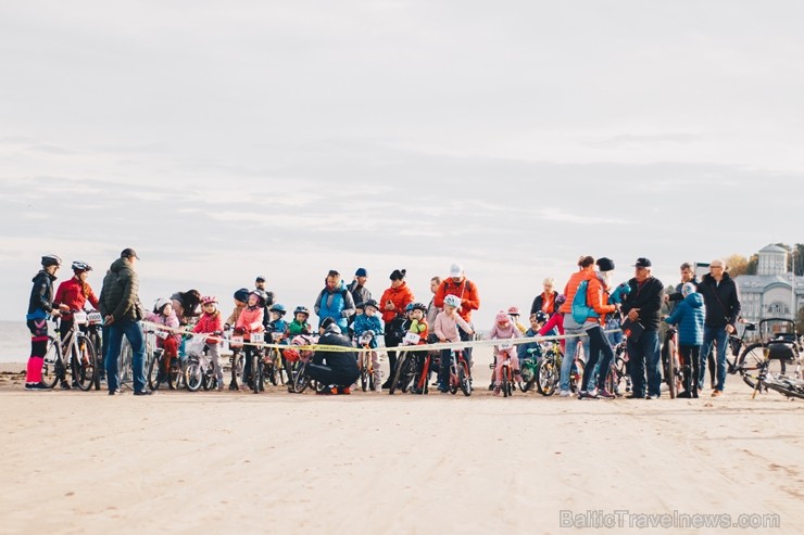 Velobraucēji Jūrmalā krāšņi noslēdz kalnu riteņbraukšanas sezonu. Foto: Lauris Galsons, Rihards Rudzis, Madara Ermansone