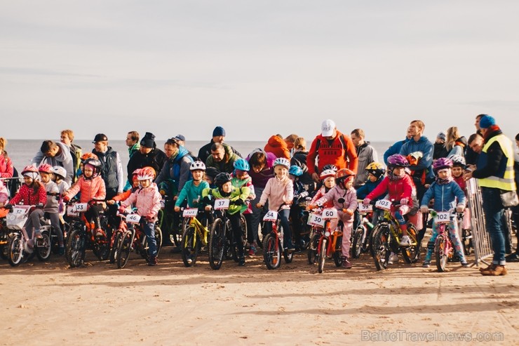 Velobraucēji Jūrmalā krāšņi noslēdz kalnu riteņbraukšanas sezonu. Foto: Lauris Galsons, Rihards Rudzis, Madara Ermansone