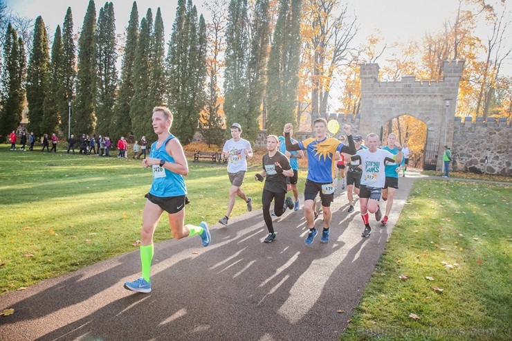 Skriešanas seriāla «Bigbank Skrien Latvija» noslēgums vairāk kā 3000 Siguldas pusmaratona dalībniekiem paliks atmiņā kā zelta rudens tā viskrāšņākajā  235155
