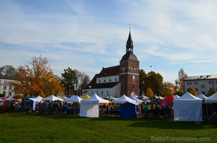 Katra oktobra otrajā sestdienā Valmieras rātslaukumā pilsētas viesi tiek aicināti uz pamatīgu andeli tradicionālajā Simjūda gadatirgū, kas vēsturiski  235175