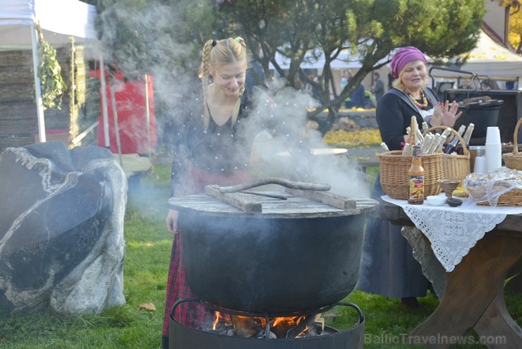 Katra oktobra otrajā sestdienā Valmieras rātslaukumā pilsētas viesi tiek aicināti uz pamatīgu andeli tradicionālajā Simjūda gadatirgū, kas vēsturiski 