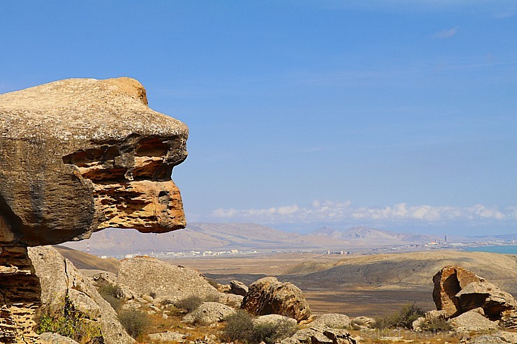 Travelnews.lv iepazīst Gobustanas valsts mākslas un vēstures rezervātu Azerbaidžānā. Sadarbībā ar Latvijas vēstniecību Azerbaidžānā un tūrisma firmu « 235392