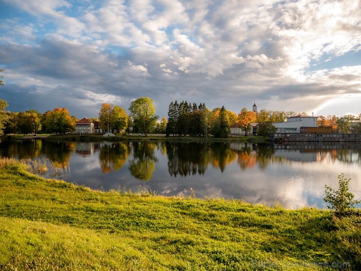 Senatnīgajā Ziemeļvidzemes pilsētā Alūksnē un tās apkārtnē valda zelta rudens. Foto: Linards Luiks