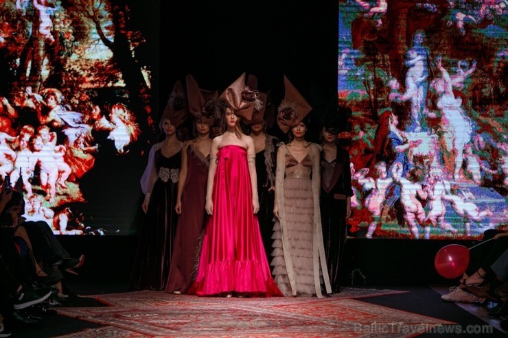 «Amoralle» kaislīgi un sievišķīgi demonstrē jauno kolekciju «Riga Fashion Week» modes skatē 236399