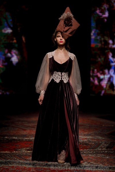 «Amoralle» kaislīgi un sievišķīgi demonstrē jauno kolekciju «Riga Fashion Week» modes skatē 236408