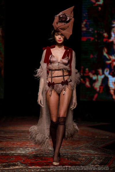 «Amoralle» kaislīgi un sievišķīgi demonstrē jauno kolekciju «Riga Fashion Week» modes skatē 236424