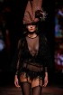 «Amoralle» kaislīgi un sievišķīgi demonstrē jauno kolekciju «Riga Fashion Week» modes skatē 38