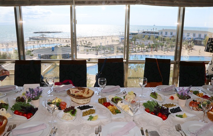 Travelnews.lv apmeklē Baku labāko zivju restorānu «Nar & Sharab». Sadarbībā ar Latvijas vēstniecību Azerbaidžānā un tūrisma firmu «RANTUR Travel Agenc 236862