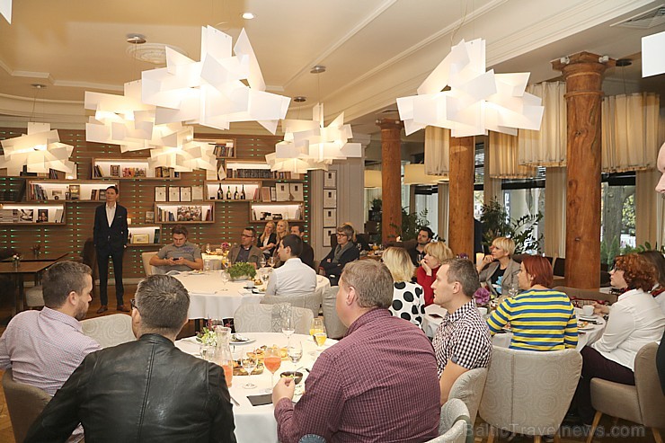 Brīnišķīgā Rīgas restorāna «Bibliotēka Nr.1» brokastu atmosfērā prezentē jauno «Lexus ES»