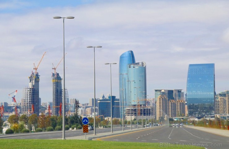Travelnews.lv ar ekskursiju autobusu apceļo Baku raksturīgākās vietas. Sadarbībā ar Latvijas vēstniecību Azerbaidžānā un tūrisma firmu «RANTUR Travel 