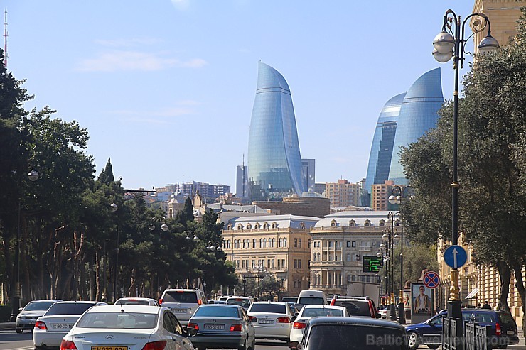 Travelnews.lv ar ekskursiju autobusu apceļo Baku raksturīgākās vietas. Sadarbībā ar Latvijas vēstniecību Azerbaidžānā un tūrisma firmu «RANTUR Travel 