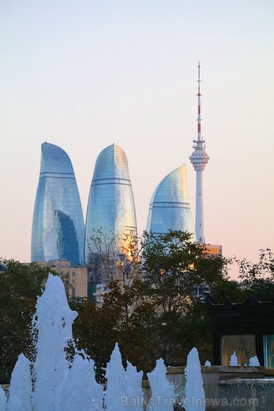 Travelnews.lv ar ekskursiju autobusu apceļo Baku raksturīgākās vietas. Sadarbībā ar Latvijas vēstniecību Azerbaidžānā un tūrisma firmu «RANTUR Travel 