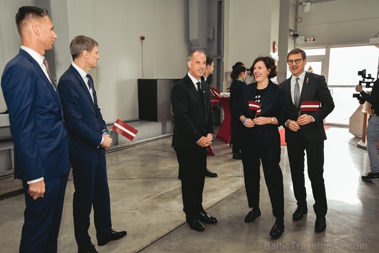 Latvijas lidsabiedrība airBaltic pasniedza unikālu dāvanu Latvijai simtgadē – lidmašīnu ar īpašo krāsojumu. airBaltic Airbus A220-300 lidmašīnu ar reģ 237749