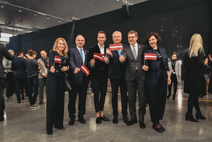 Latvijas lidsabiedrība airBaltic pasniedza unikālu dāvanu Latvijai simtgadē – lidmašīnu ar īpašo krāsojumu. airBaltic Airbus A220-300 lidmašīnu ar reģ 237750