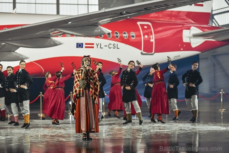 Latvijas lidsabiedrība airBaltic pasniedza unikālu dāvanu Latvijai simtgadē – lidmašīnu ar īpašo krāsojumu. airBaltic Airbus A220-300 lidmašīnu ar reģ 237755