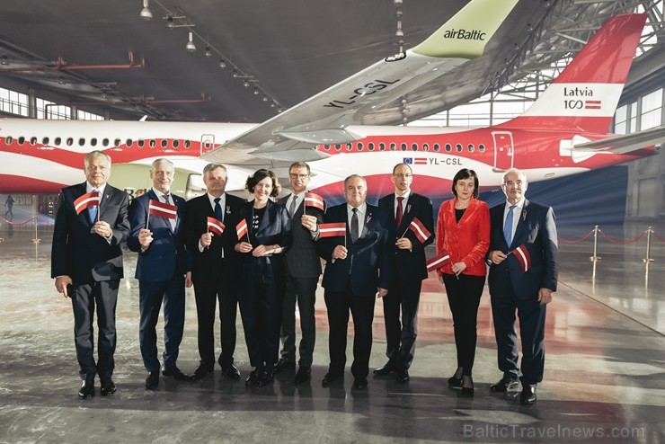 Latvijas lidsabiedrība airBaltic pasniedza unikālu dāvanu Latvijai simtgadē – lidmašīnu ar īpašo krāsojumu. airBaltic Airbus A220-300 lidmašīnu ar reģ 237762
