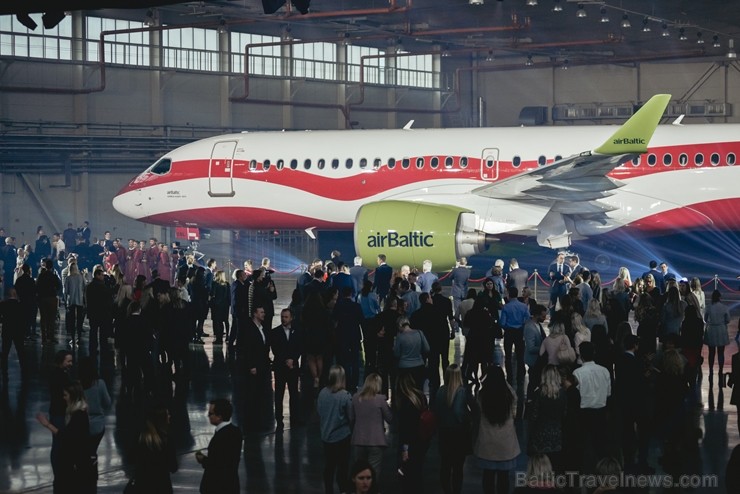 Latvijas lidsabiedrība airBaltic pasniedza unikālu dāvanu Latvijai simtgadē – lidmašīnu ar īpašo krāsojumu. airBaltic Airbus A220-300 lidmašīnu ar reģ 237764