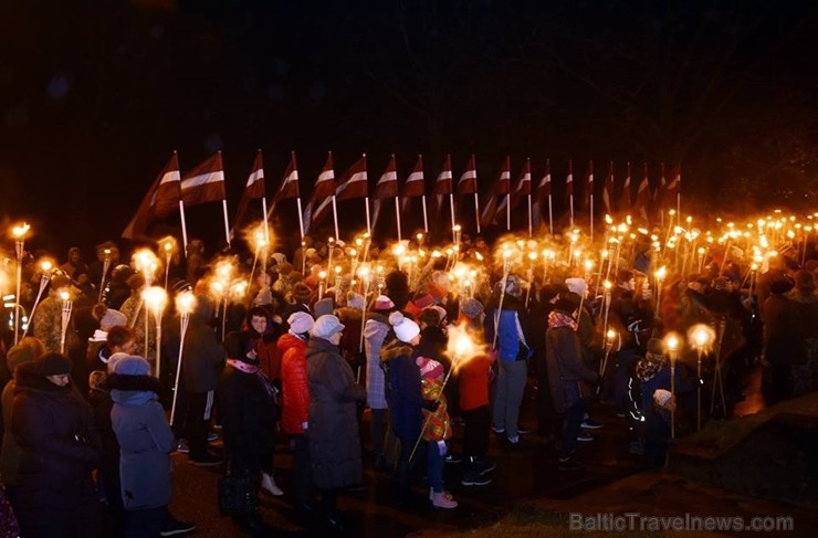 Alūksnē lieli un mazi dodas Lāčplēša dienas gājienā