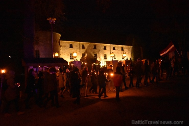 11. novembrī Jaunpils novada iedzīvotāji un viesi devās Lāčplēša dienas Gaismas gājienā no Jaunpils vidusskolas līdz Jaunpils pils laukumam, kur notik