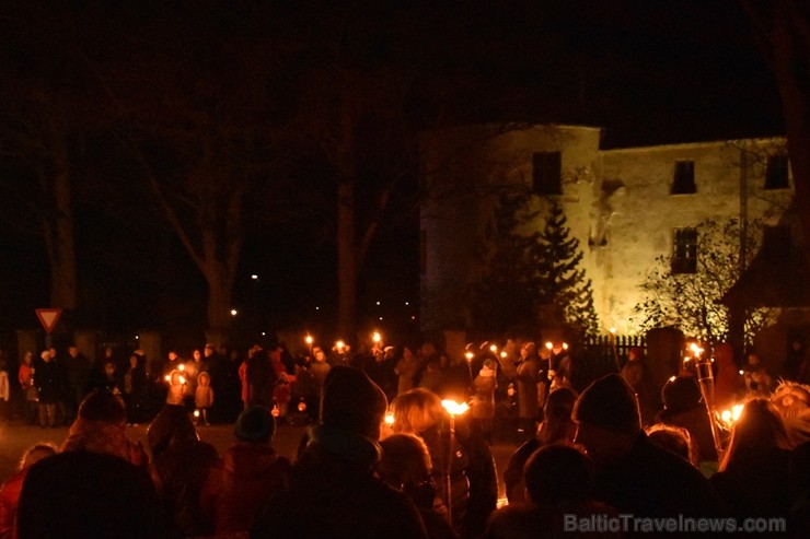 11. novembrī Jaunpils novada iedzīvotāji un viesi devās Lāčplēša dienas Gaismas gājienā no Jaunpils vidusskolas līdz Jaunpils pils laukumam, kur notik