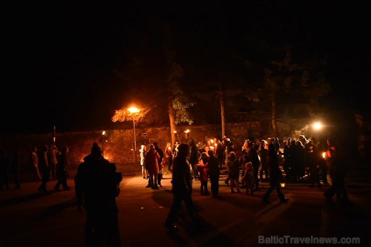 11. novembrī Jaunpils novada iedzīvotāji un viesi devās Lāčplēša dienas Gaismas gājienā no Jaunpils vidusskolas līdz Jaunpils pils laukumam, kur notik