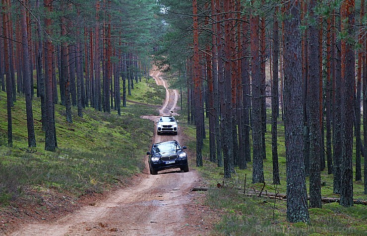Travelnews.lv izmēģina jauno «BMW X5» meža smilšu ceļos 238612