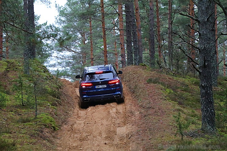Travelnews.lv izmēģina jauno «BMW X5» meža smilšu ceļos 238615